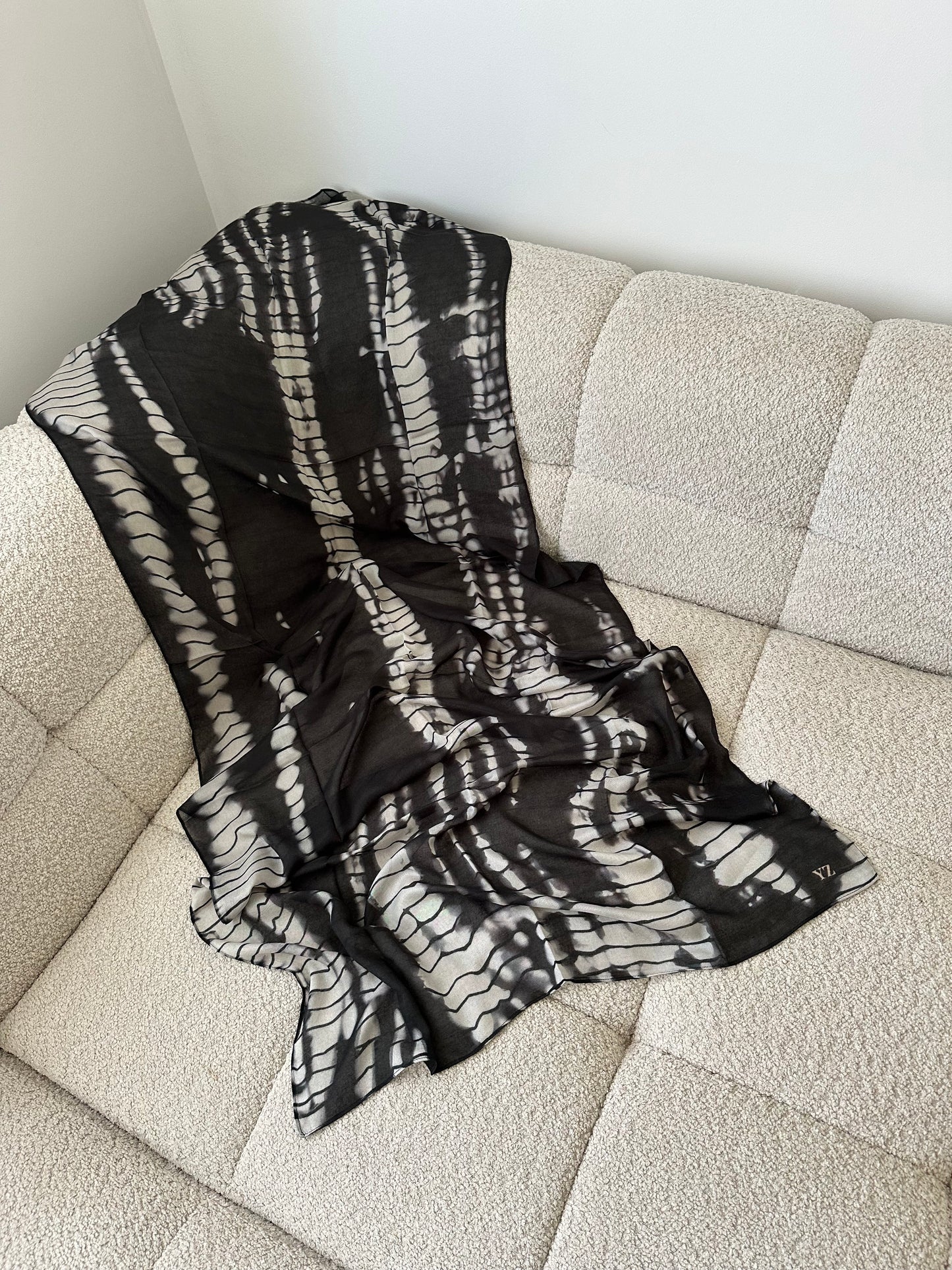 BLACK/WHITE RIPPLE MODAL