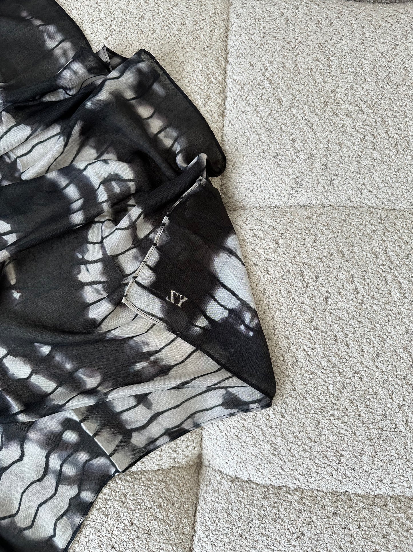 BLACK/WHITE RIPPLE MODAL