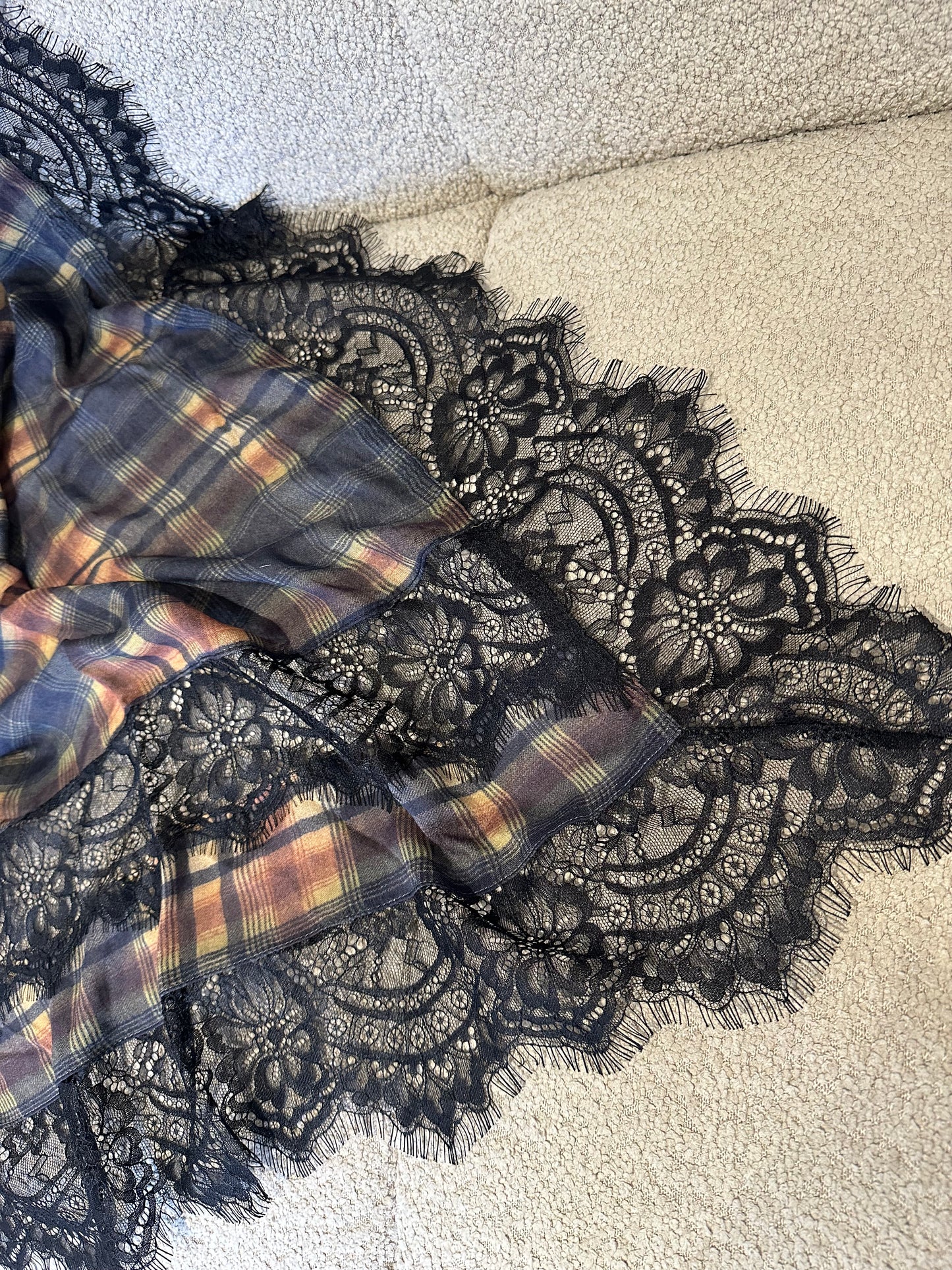 Pladed modal with lace