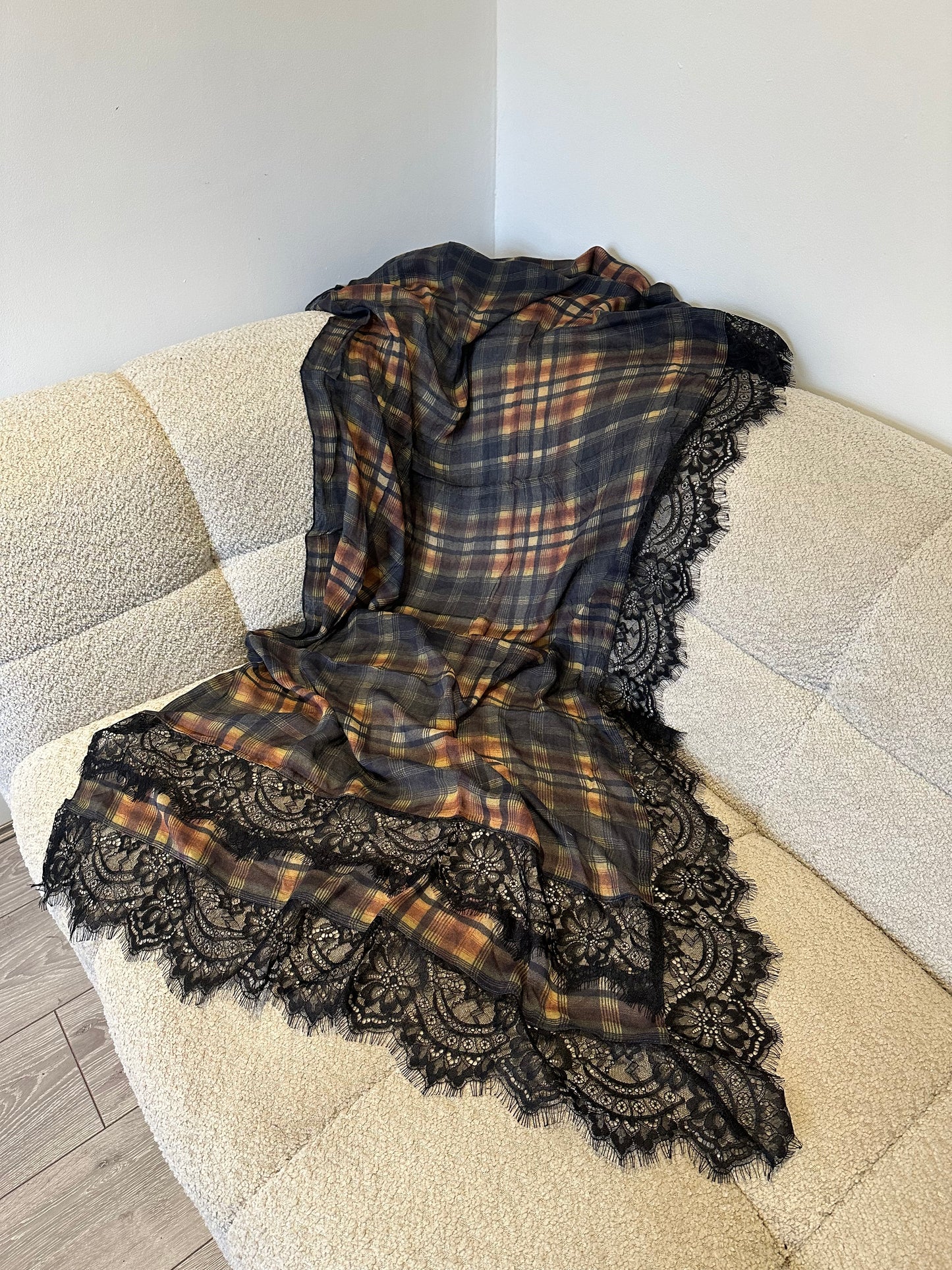 Pladed modal with lace