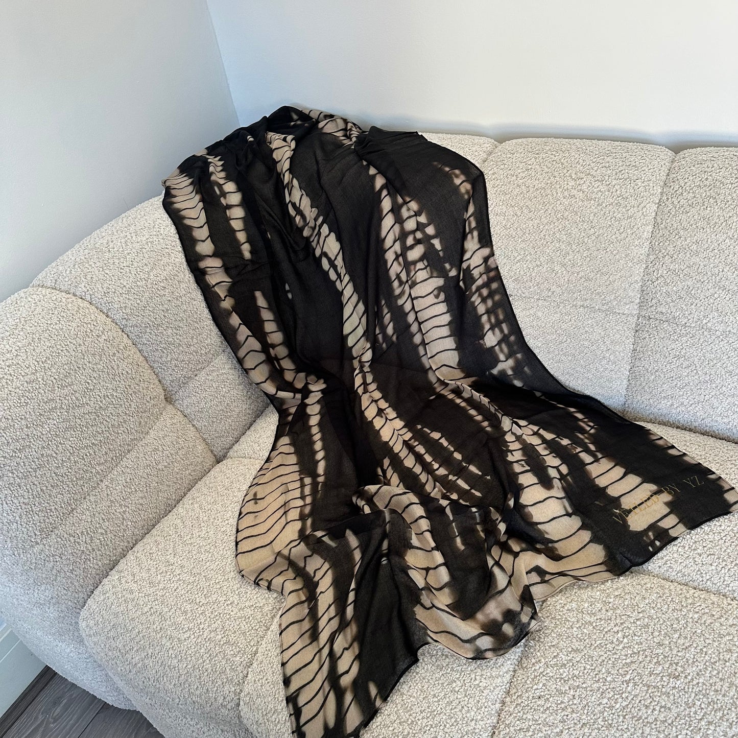 BLACK/BEIGE RIPPLE MODAL
